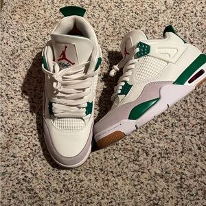 COPY - Jordan 4 pine green(size 8.5)